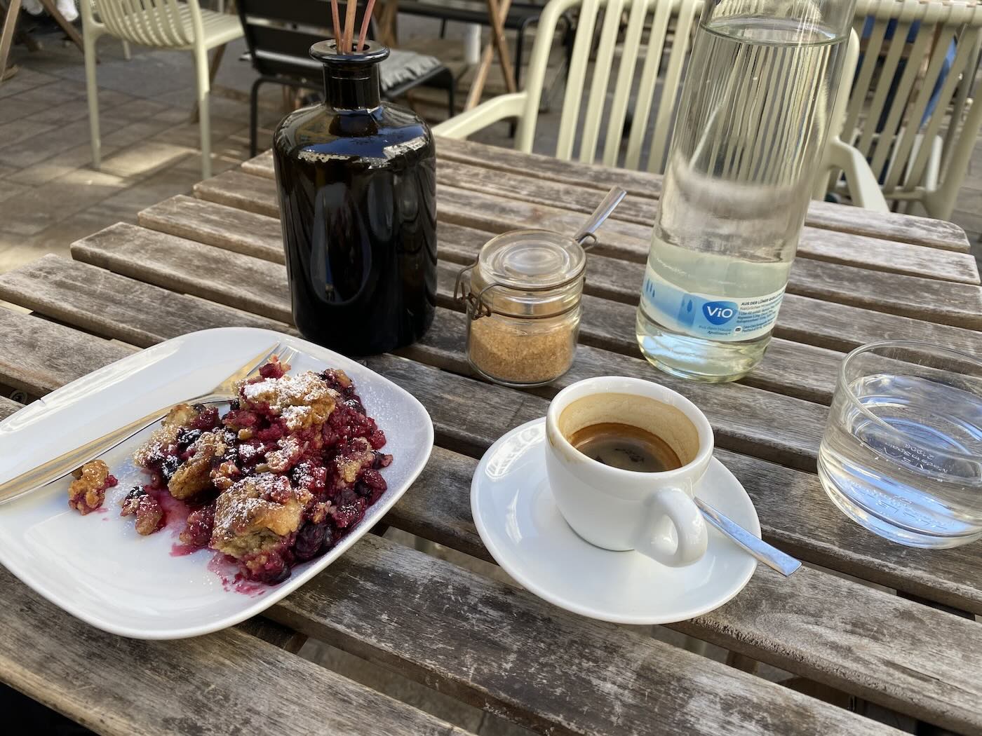 Beerencrumble im Cafe Fred